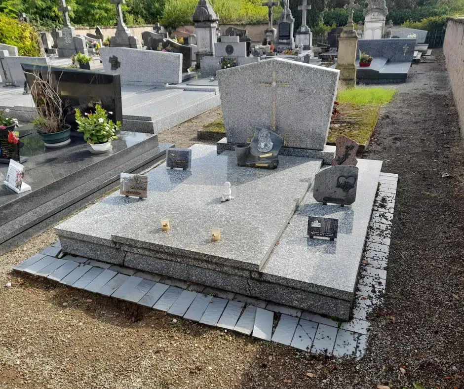 Caveau familial moderne en granit gris clair posé dans une concession cimetière